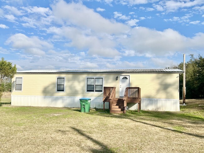 451 Lonnie Raker Ln in Crawfordville, FL - Building Photo - Building Photo