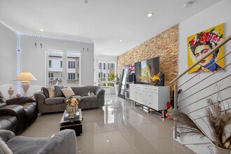 10225 NW 63rd Terrace in Doral, FL - Building Photo - Building Photo