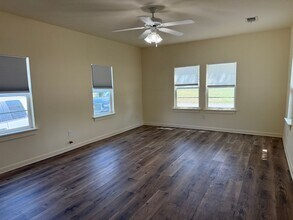 1209 Frink St in Taylor, TX - Building Photo - Building Photo