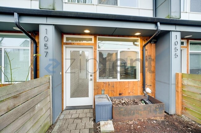 1057 S Cloverdale St in Seattle, WA - Building Photo - Building Photo