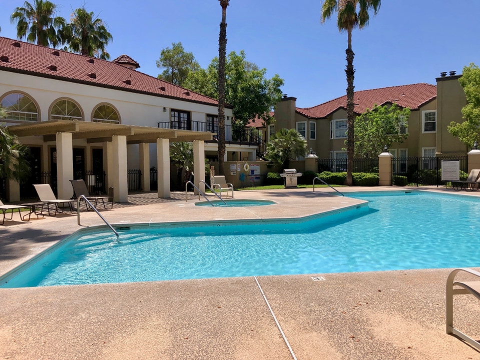 8153 N Cedar Ave in Fresno, CA - Building Photo