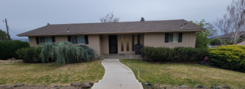61 Herlou Dr in Selah, WA - Building Photo