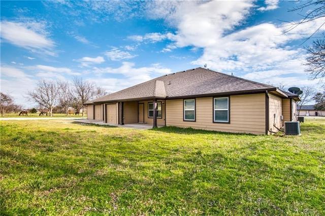 6452 Gregg Rd in Krum, TX - Building Photo