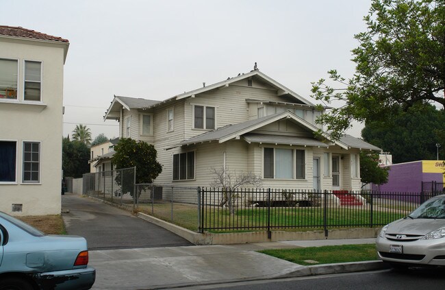 407 E Chestnut St in Glendale, CA - Building Photo - Building Photo