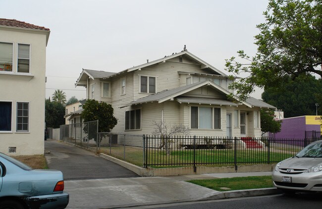 407 E Chestnut St in Glendale, CA - Foto de edificio - Building Photo