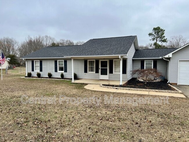 102 Stoneledge Dr in Woodruff, SC - Building Photo - Building Photo