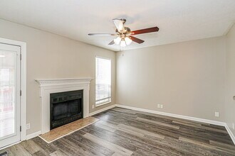 379 Dorr Dr in Goodlettsville, TN - Foto de edificio - Building Photo