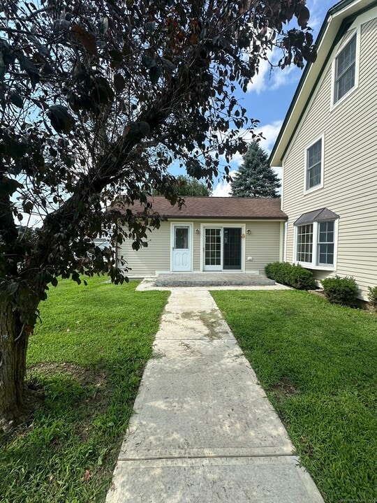 135 Waterman Rd in Lebanon, CT - Building Photo