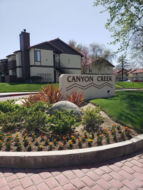 Canyon Creek Apartments in Palmdale, CA - Building Photo