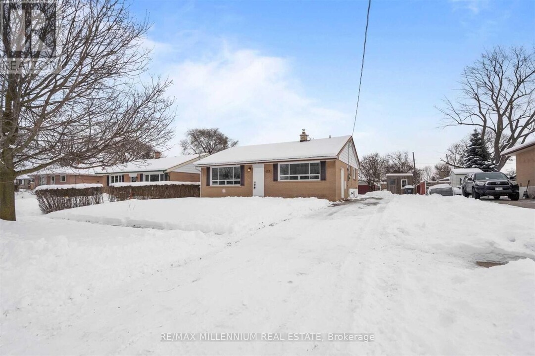 46 McGilvray Crescent in Halton Hills, ON - Building Photo