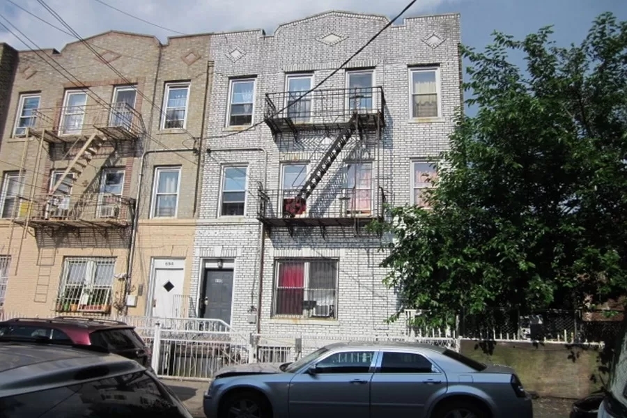 690 Hendrix St in Brooklyn, NY - Building Photo