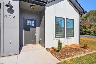 404 Fairfield St, Unit 5 in Chesnee, SC - Foto de edificio - Building Photo