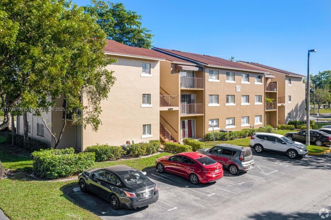 1080 Benoist Farms Rd in West Palm Beach, FL - Building Photo