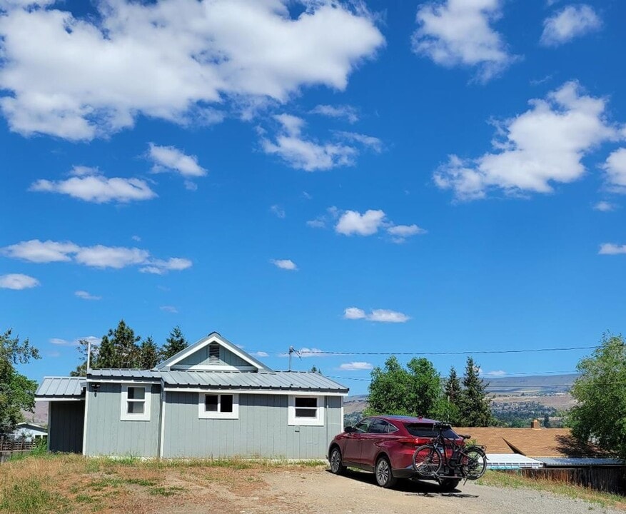 1526 Crescent St in Wenatchee, WA - Building Photo