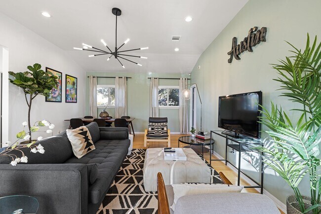 2111 Travis Heights Blvd in Austin, TX - Building Photo - Building Photo