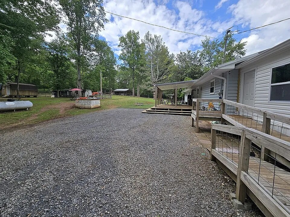 2735 Reed Rd in Dalton, GA - Building Photo