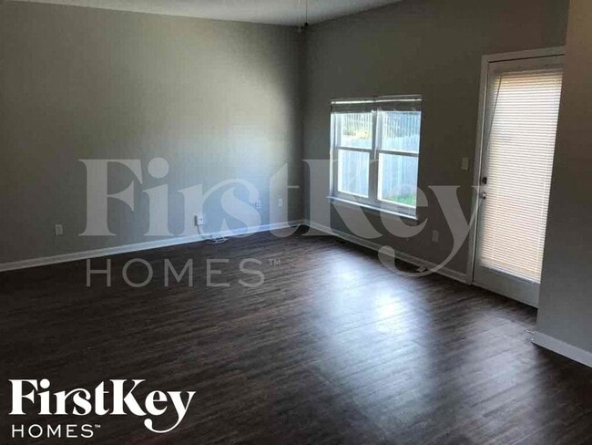 1611 Cooper Dr in Raymore, MO - Foto de edificio - Building Photo