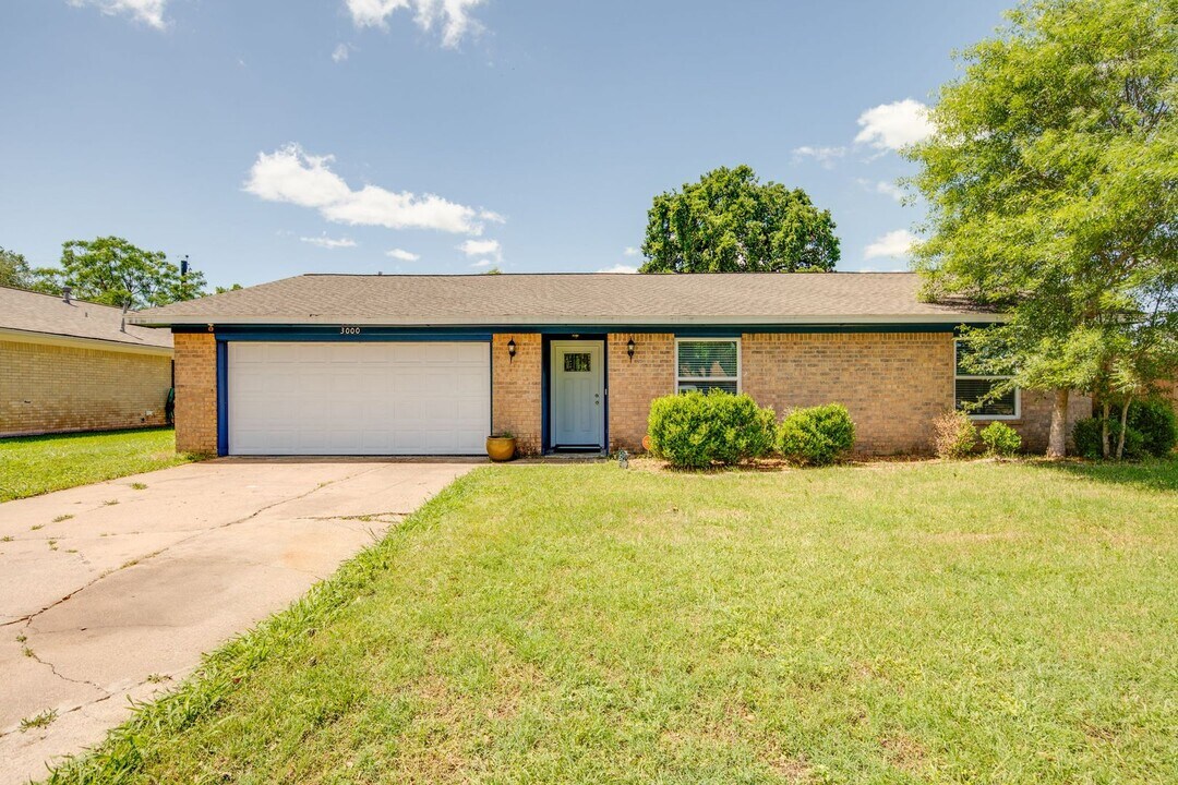 AUGUST PRE-LEASE! Spacious 3 Bedroom 2 Bathroom House on Corner Lot in College Station, TX - Building Photo