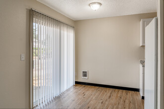 Central Chalet Apartments in Portland, OR - Building Photo - Interior Photo