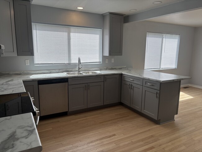 1095 3rd St in Marion, IA - Building Photo - Building Photo