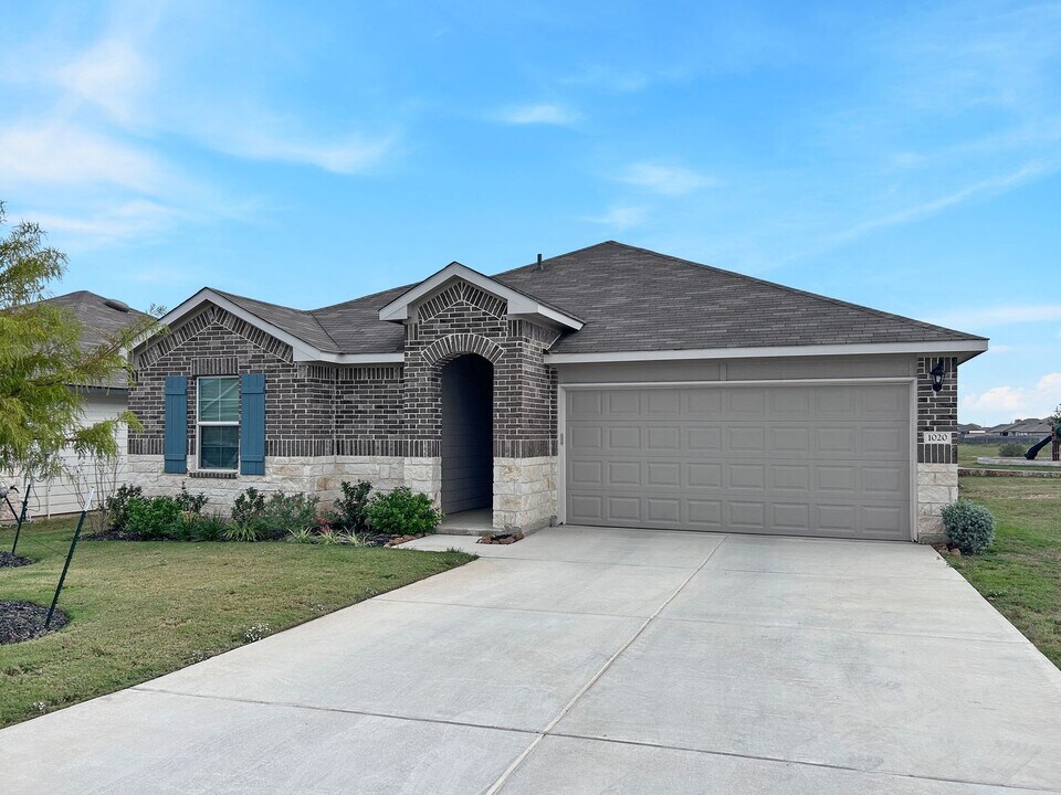 1020 Chachalaca Ct in Seguin, TX - Building Photo