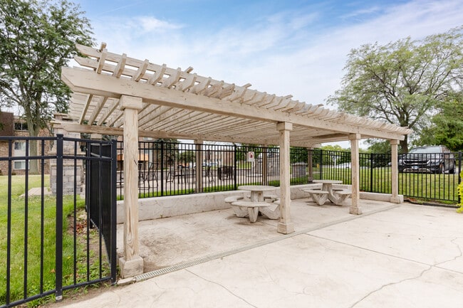 The Arbors of Glen Ellyn in Glen Ellyn, IL - Building Photo - Building Photo