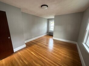 235 Ashcroft Rd, Unit 1 in Medford, MA - Foto de edificio - Building Photo