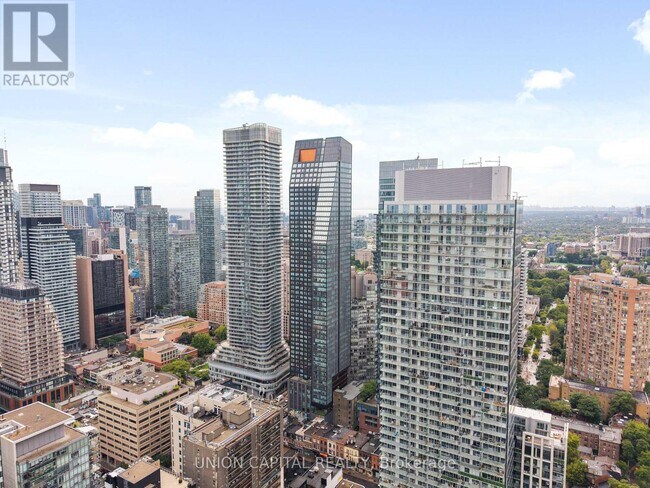 8 Wellesley St W in Toronto, ON - Building Photo - Building Photo