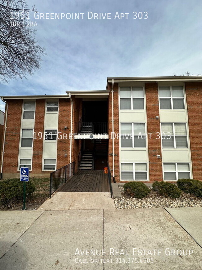 1951 Greenpoint Dr in St. Louis, MO - Building Photo - Building Photo