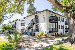 Port Tampa Flats in Tampa, FL - Building Photo
