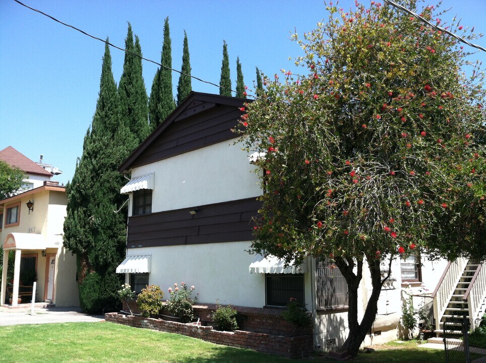15011 Dickens St in Van Nuys, CA - Foto de edificio