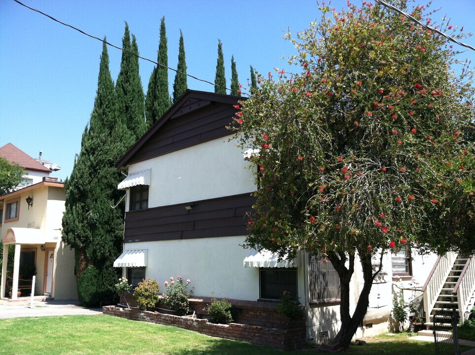 15011 Dickens St in Van Nuys, CA - Building Photo