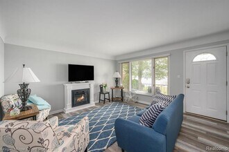 5375 Cooley Lake Rd, Unit 3 in Waterford, MI - Building Photo - Building Photo