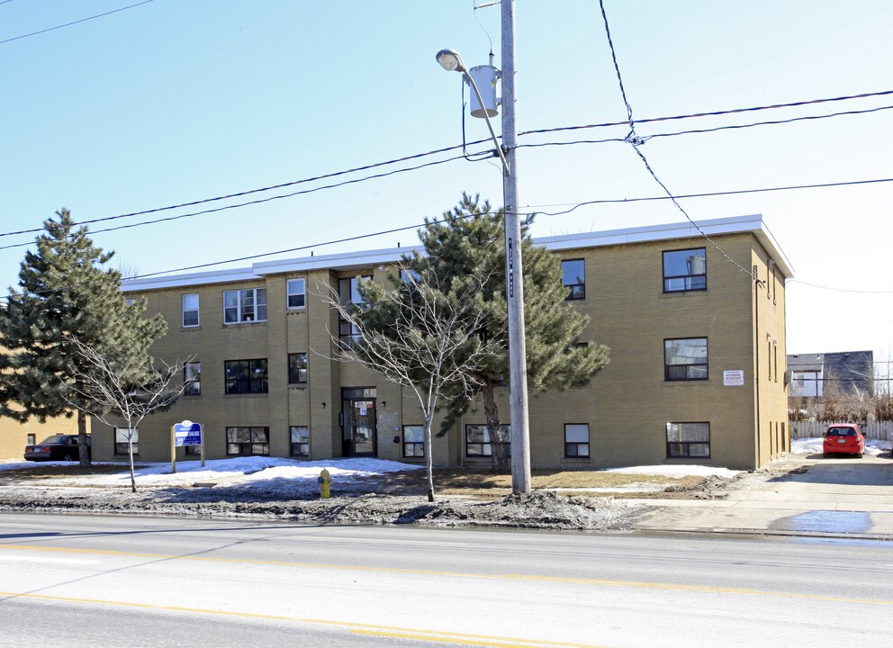 827 Wilson Ave in Toronto, ON - Building Photo