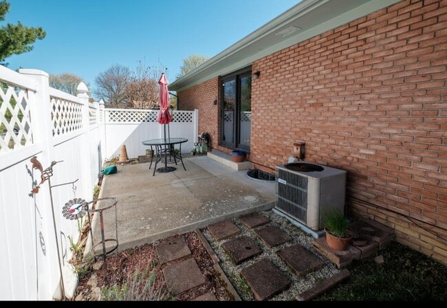 1861 Hillandale Ave in Columbus, OH - Foto de edificio - Building Photo