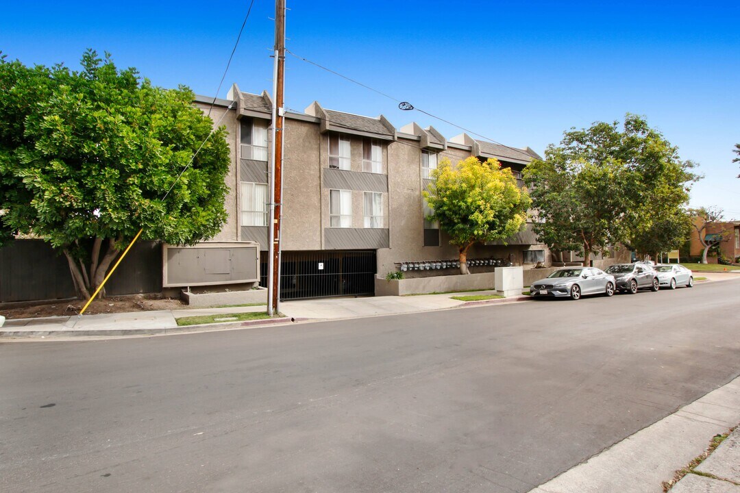 10795 Woodbine in Los Angeles, CA - Building Photo