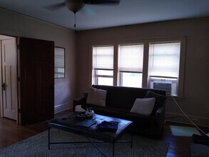 4552 W Wells St, Unit 6 in Milwaukee, WI - Foto de edificio - Building Photo