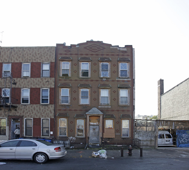 28 Scholes St in Brooklyn, NY - Building Photo - Building Photo