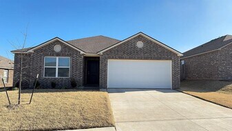 9704 Laredo Ln in Yukon, OK - Building Photo