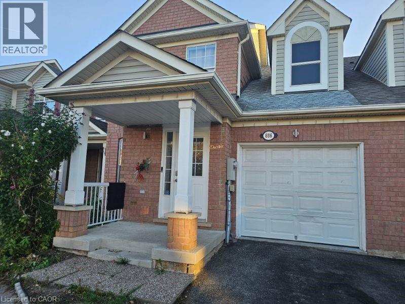 696 Edwards Ave in Milton, ON - Building Photo