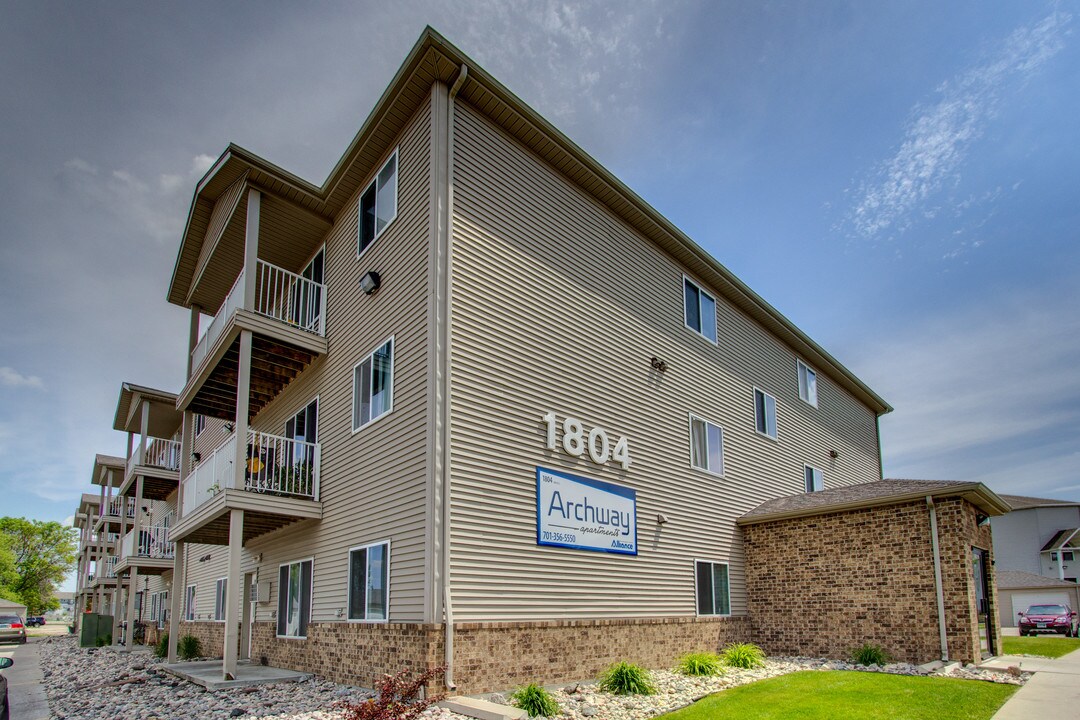 Circle E Apartments in Fargo, ND - Building Photo