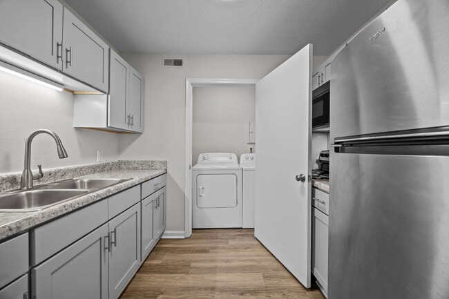 Thirteen08 in Greenville, NC - Foto de edificio - Building Photo