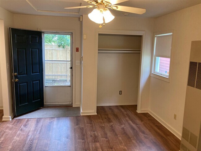 60 Cortland St in Copiague, NY - Building Photo - Building Photo