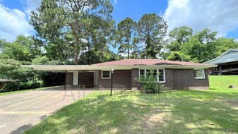 924 Green Ridge Rd in Montgomery, AL - Building Photo