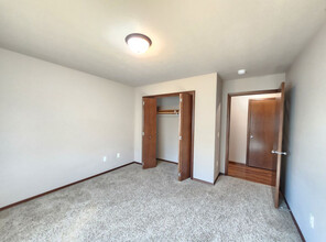 Prairie Pointe Apartments in Sioux Falls, SD - Building Photo - Building Photo