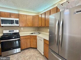 82 Versailles Ct in Hamilton Township, NJ - Building Photo