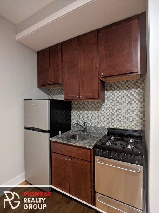 4542 N Damen Ave, Unit 102 in Chicago, IL - Building Photo