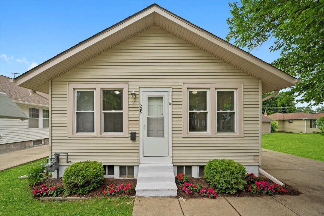 608 Glenwood Ave in Elgin, IL - Building Photo