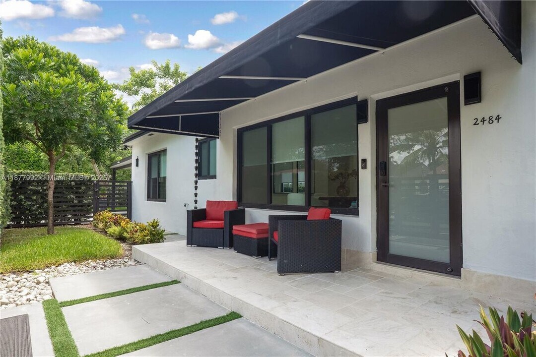 2484 SW 25th St in Miami, FL - Building Photo