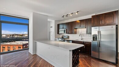 1578 N Clybourn Ave, Unit 1007 in Chicago, IL - Building Photo - Building Photo